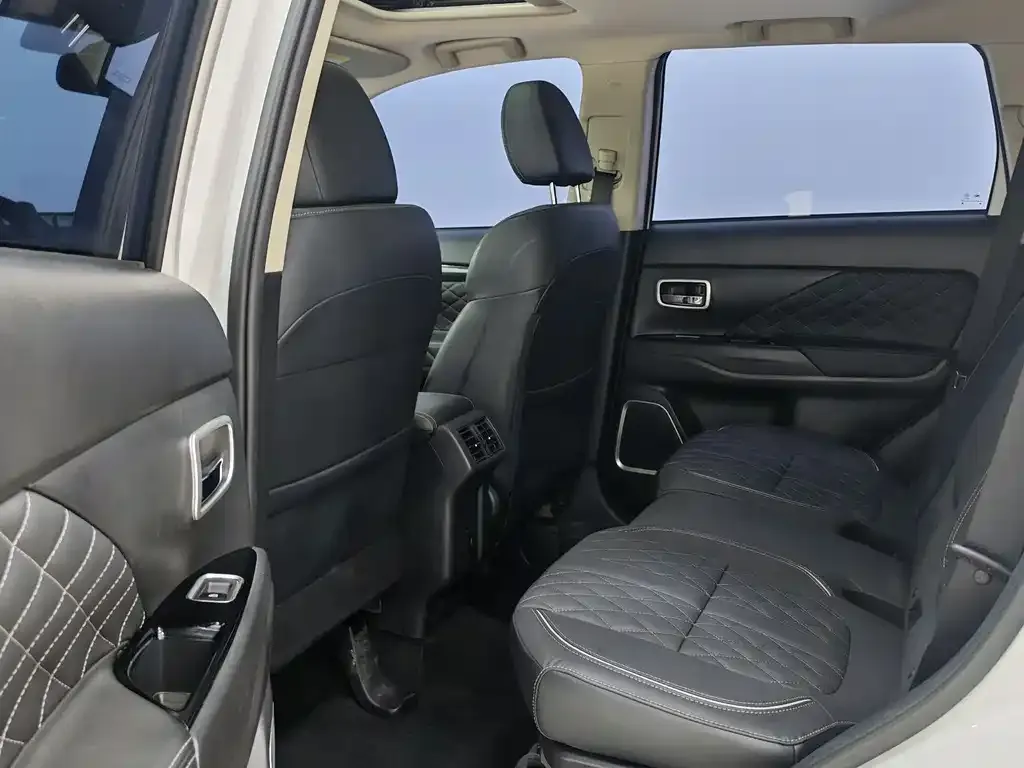 Mitsubishi Outlander 2022 из CN, фото 2