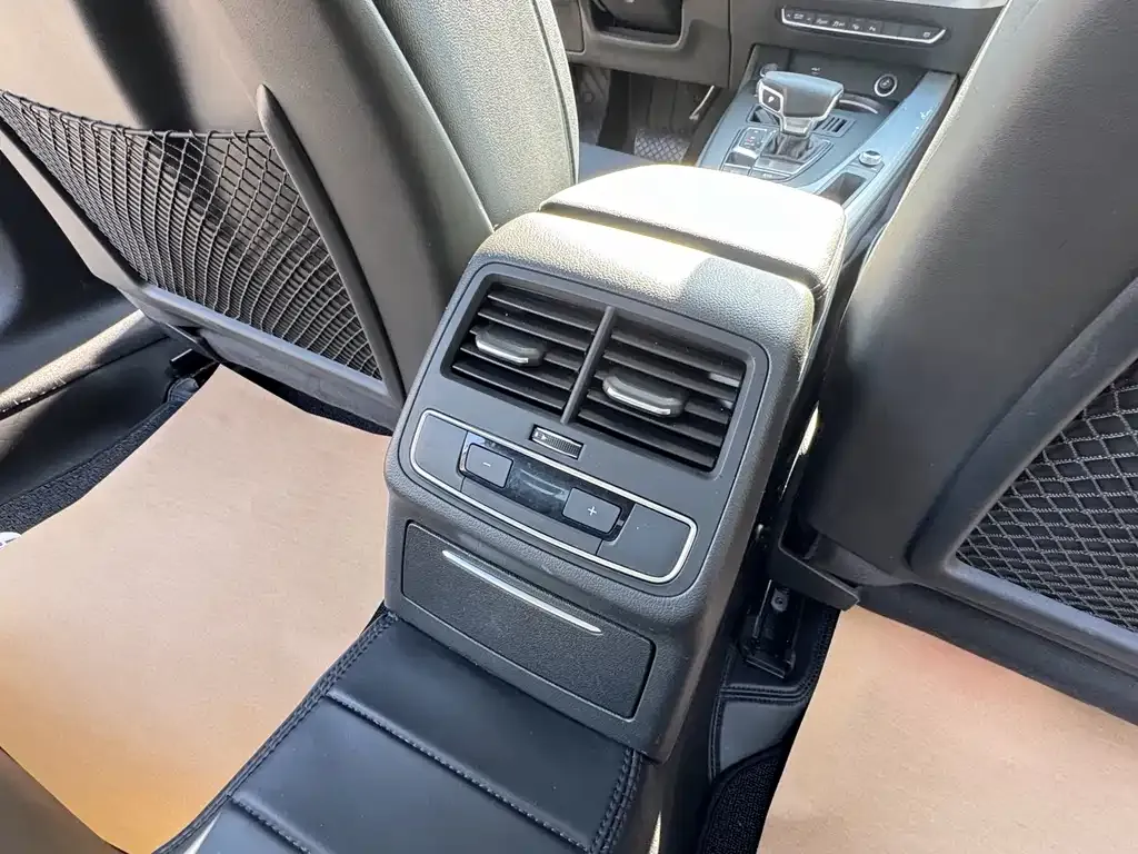 Audi A4L 2022 из CN, фото 5