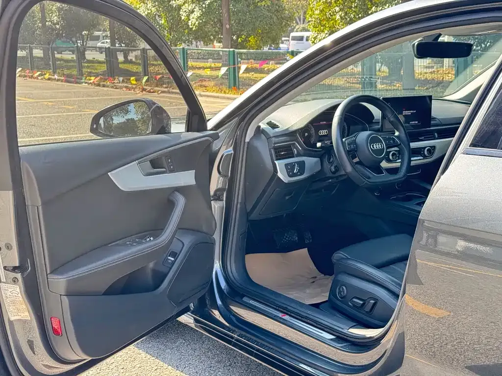 Audi A4L 2022 из CN, фото 3
