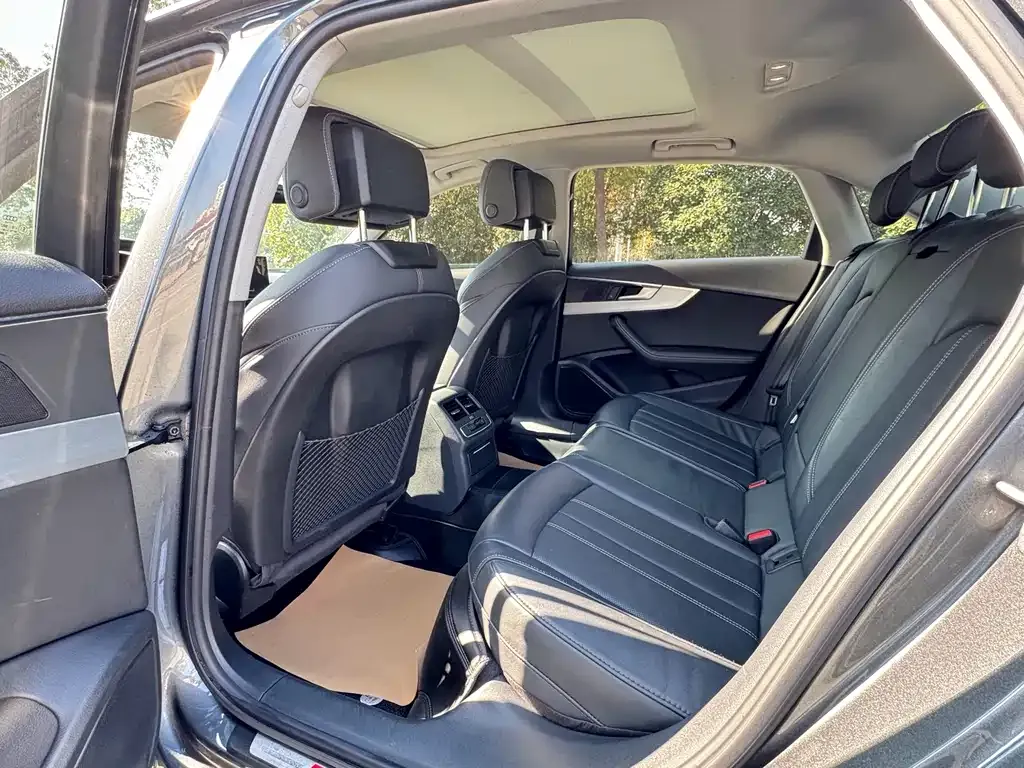 Audi A4L 2022 из CN, фото 4
