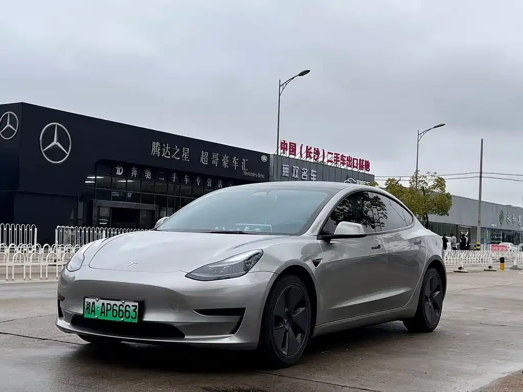 Tesla Model 3 — фото 1