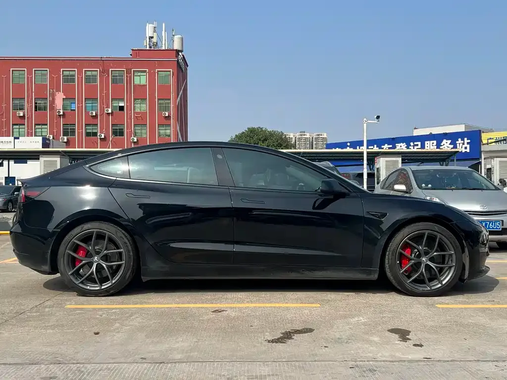 Tesla Model 3 — фото 3