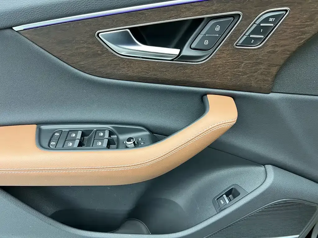 Audi Q7 2025 из CN, фото 3