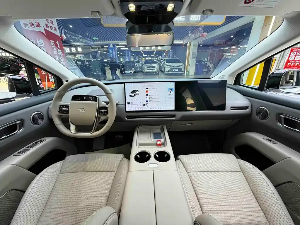 Li Auto i8 — фото 10