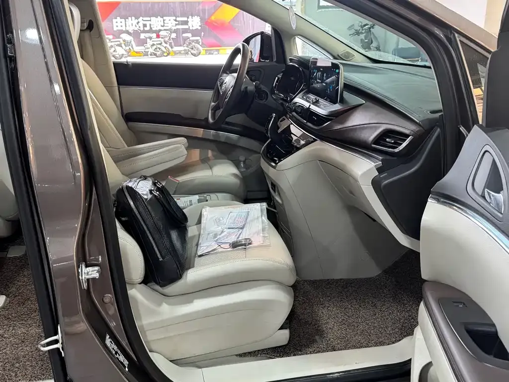 Buick GL8 2023 из CN, фото 10