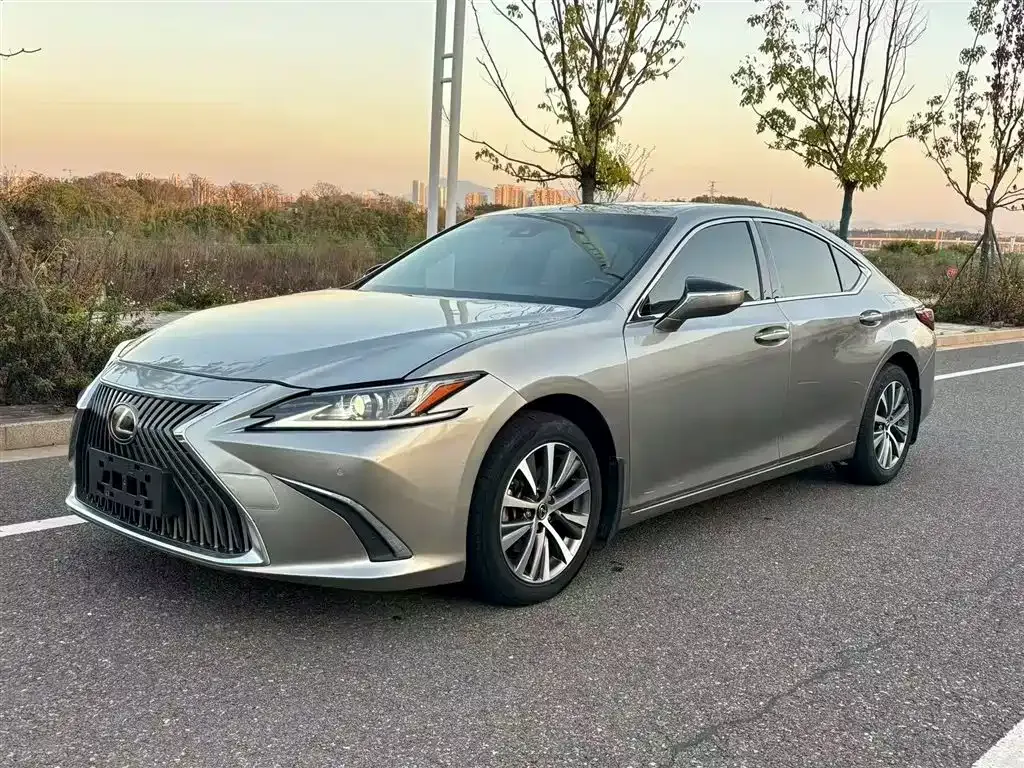 Lexus ES — фото 1