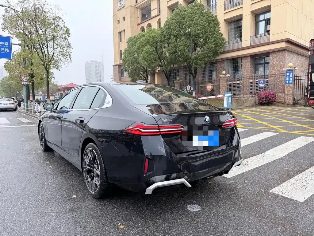 BMW 5 Series 2025 из CN, фото 7