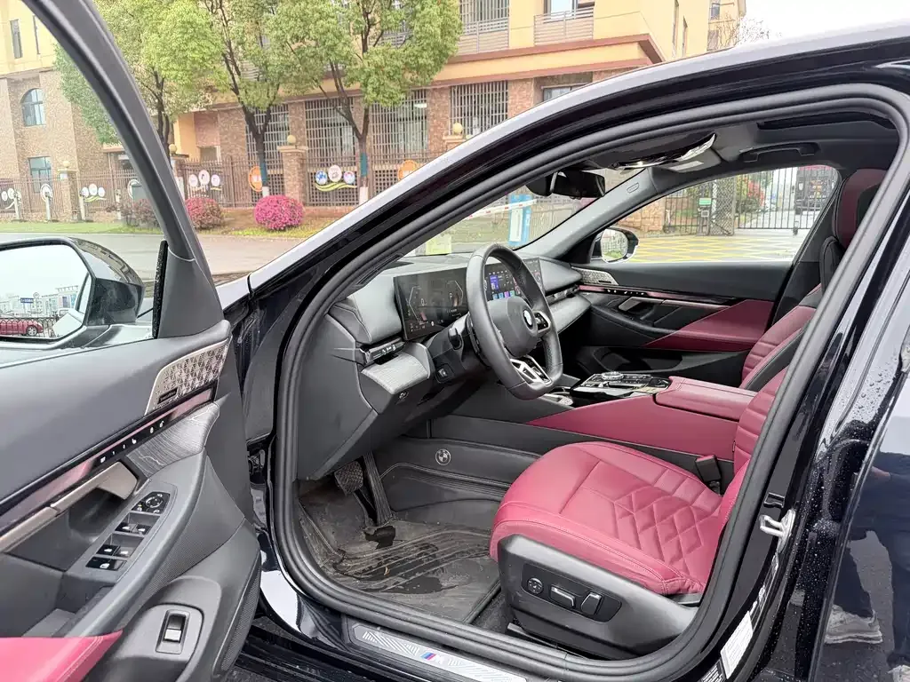 BMW 5 Series 2025 из CN, фото 2