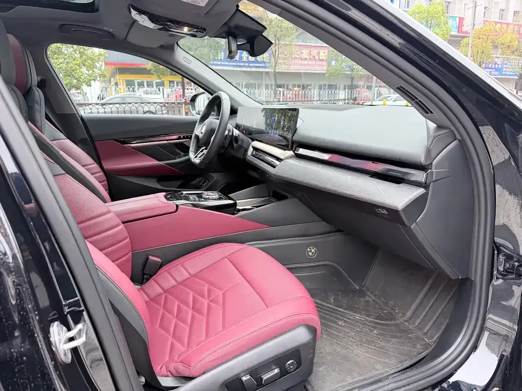 BMW 5 Series 2025 из CN, фото 3