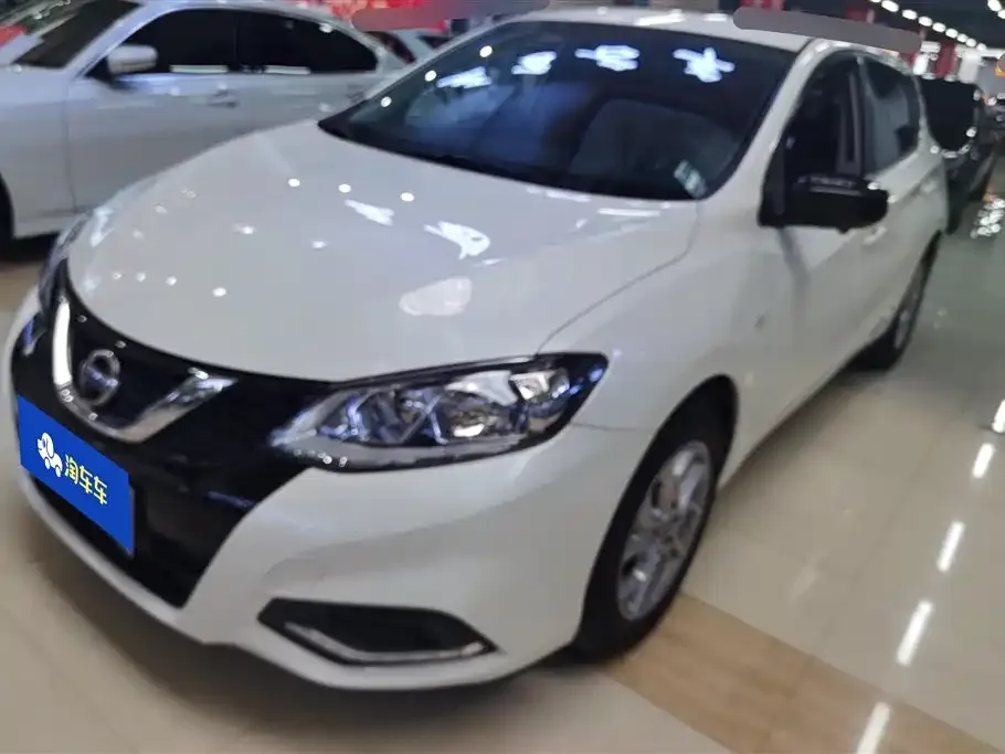 Nissan Tiida — фото 1