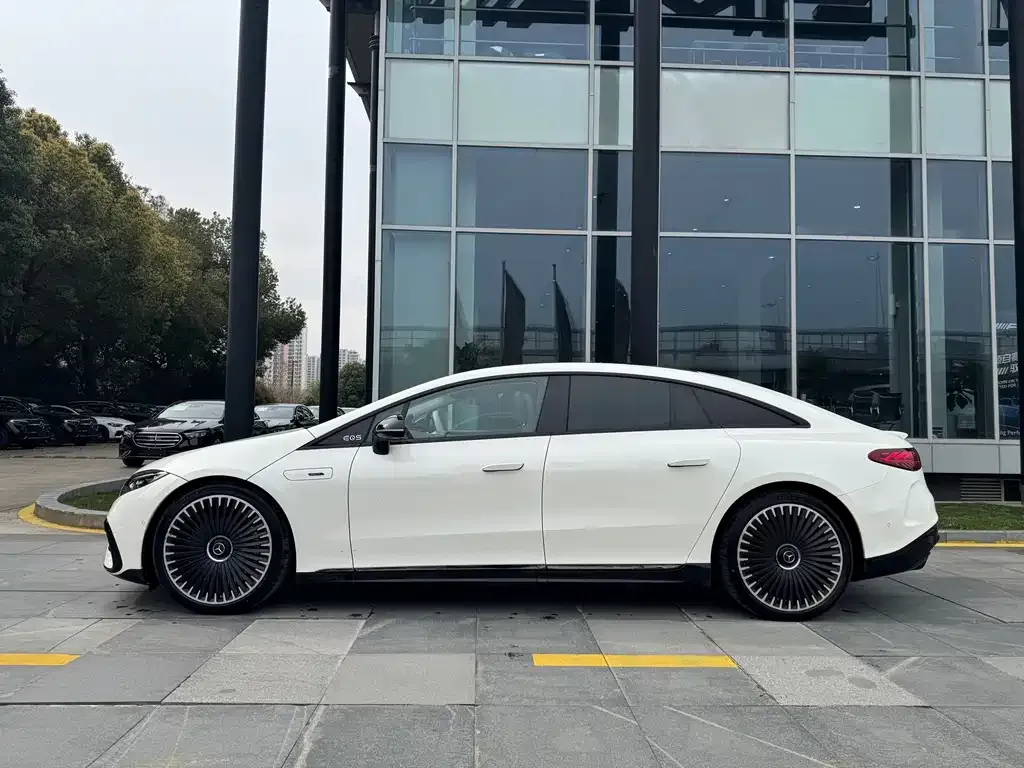 Mercedes-Benz EQS AMG — фото 4