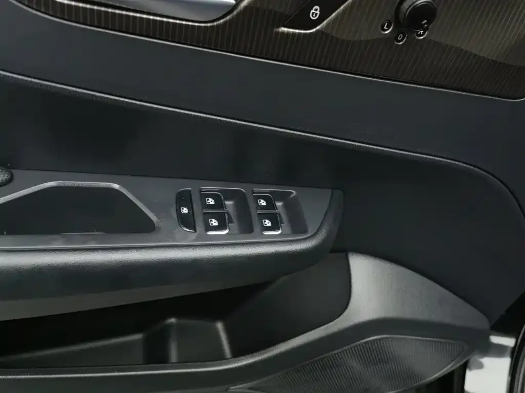 Hongqi E-QM5 — фото 3