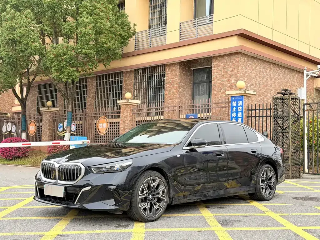 BMW 5 Series — фото 1