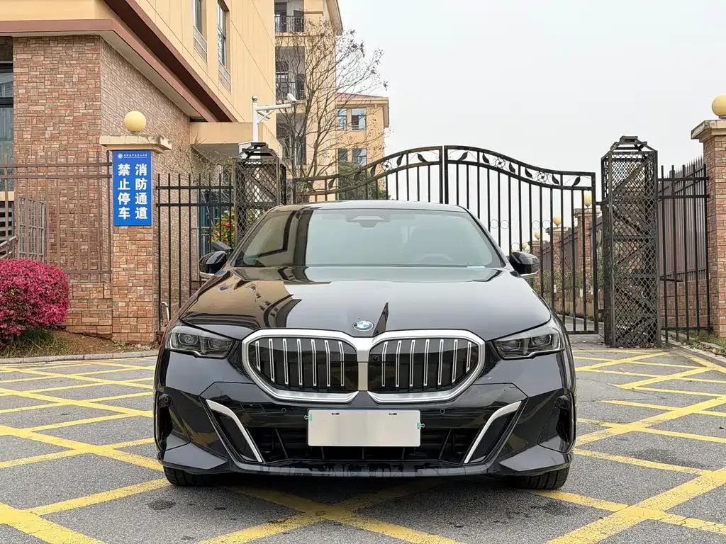 BMW 5 Series — фото 4