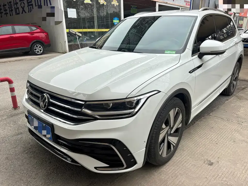 Volkswagen Tiguan L — фото 1
