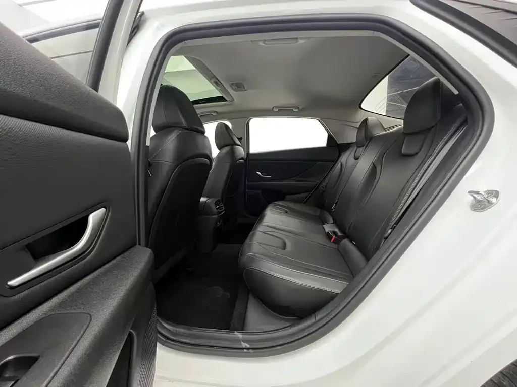 Hyundai Elantra 2023 из CN, фото 9