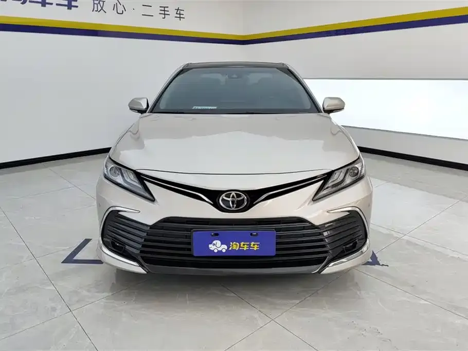 Toyota Camry — фото 2