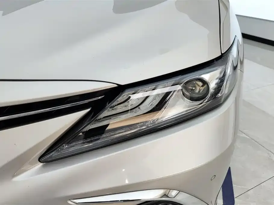 Toyota Camry — фото 3