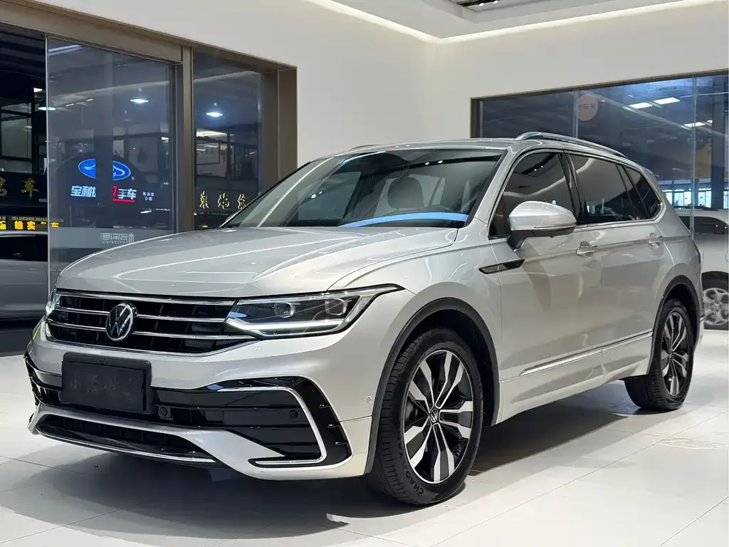 Volkswagen Tiguan L — фото 1