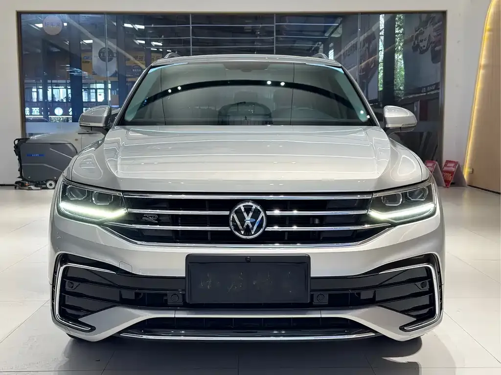 Volkswagen Tiguan L — фото 8