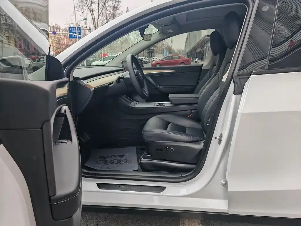 Tesla Model Y — фото 7
