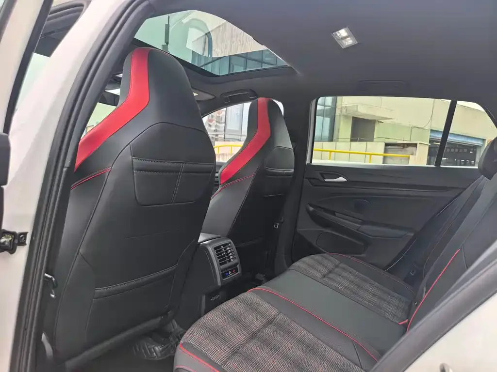 Volkswagen Golf GTI — фото 10