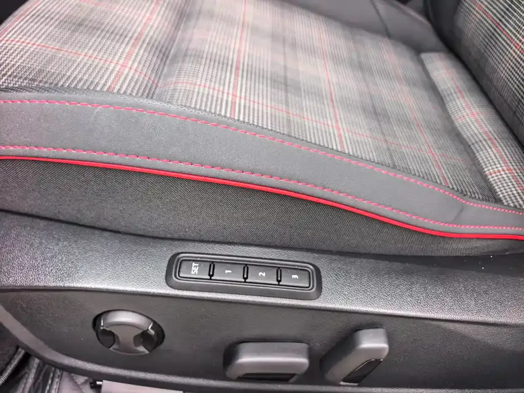 Volkswagen Golf GTI — фото 8