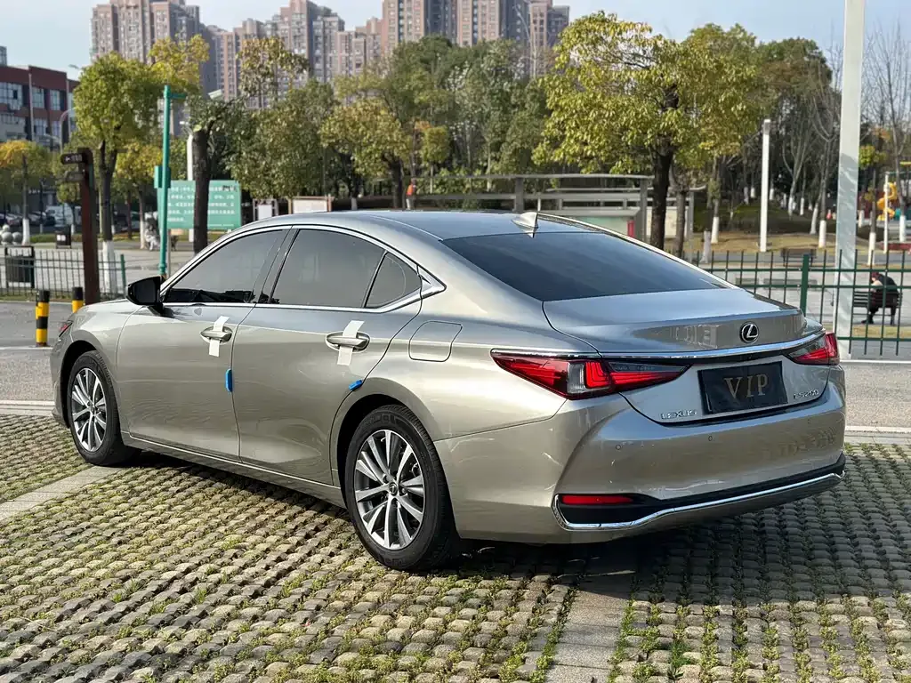 Lexus ES — фото 8