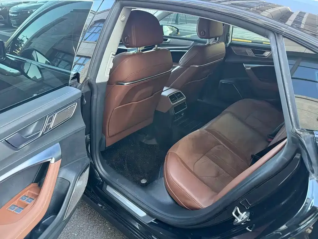 Audi A7L 2024 из CN, фото 2