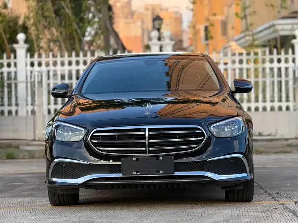 Mercedes-Benz E-Class — фото 1