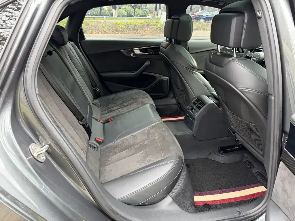 Audi A4L 2023 из CN, фото 2