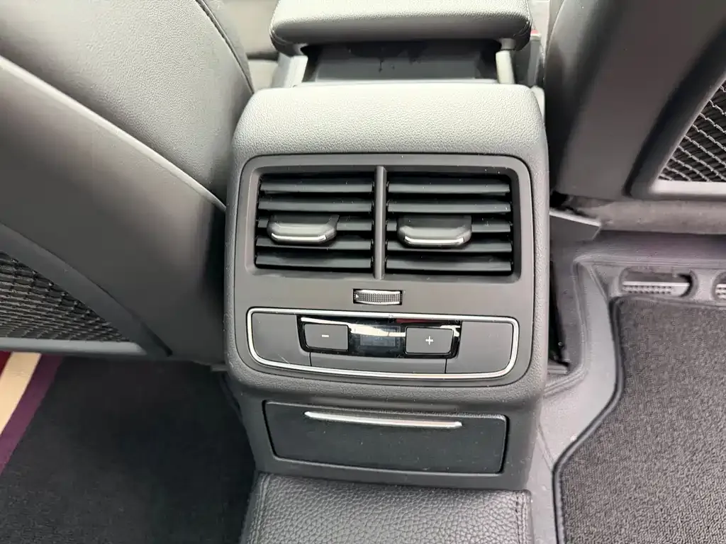Audi A4L 2023 из CN, фото 6