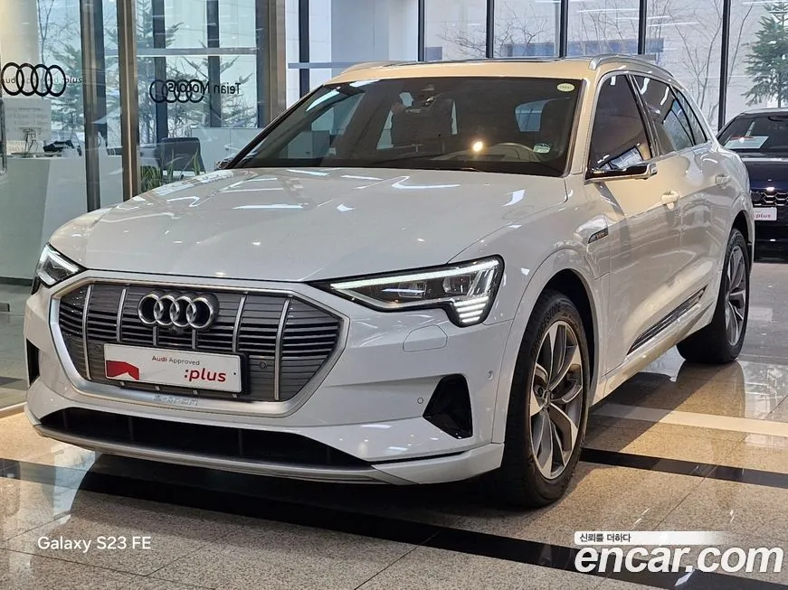 Audi e-tron — фото 1