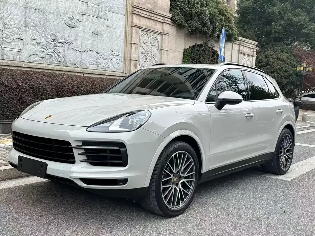 Porsche Cayenne — фото 1