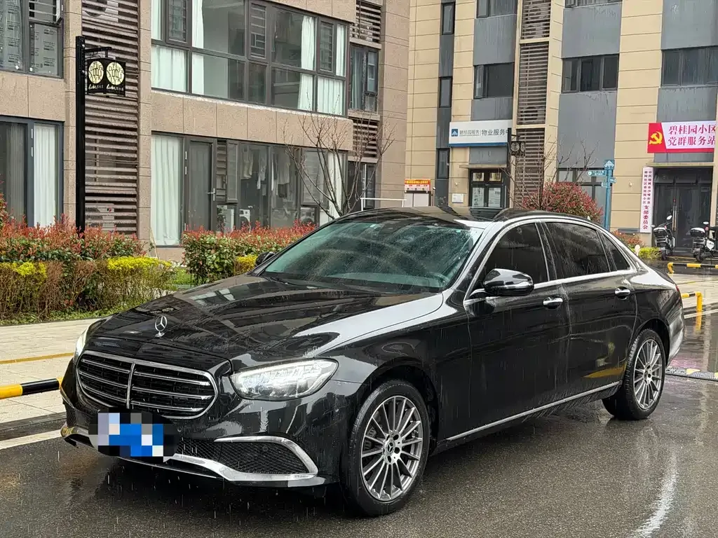 Mercedes-Benz E-Class — фото 1