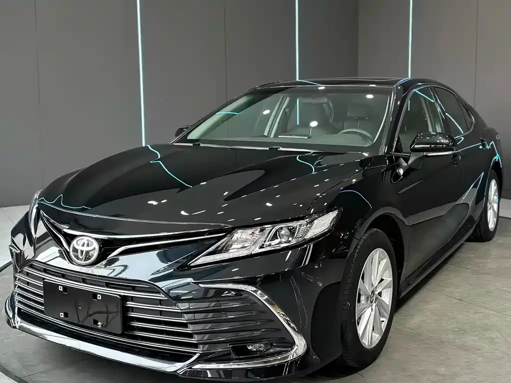 Toyota Camry — фото 1