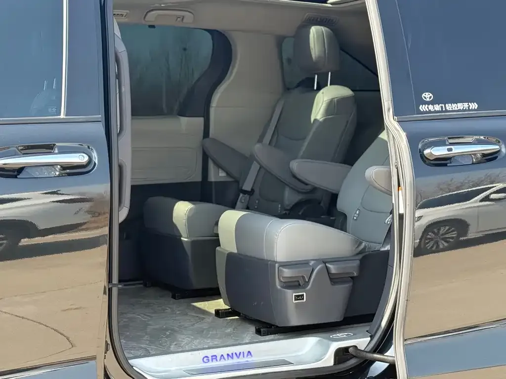 Toyota Granvia 2024 из CN, фото 8