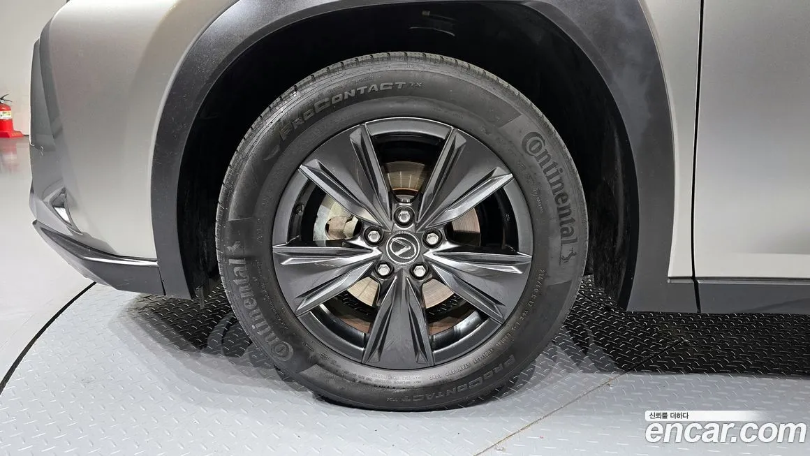 Lexus UX — фото 10