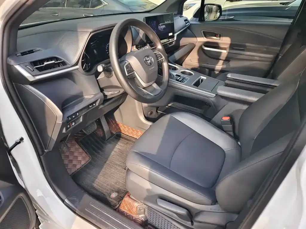 Toyota Granvia — фото 10