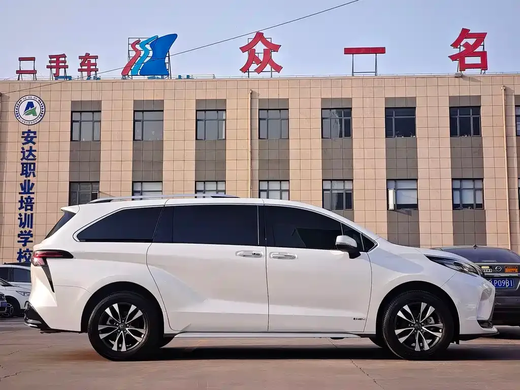 Toyota Granvia — фото 7