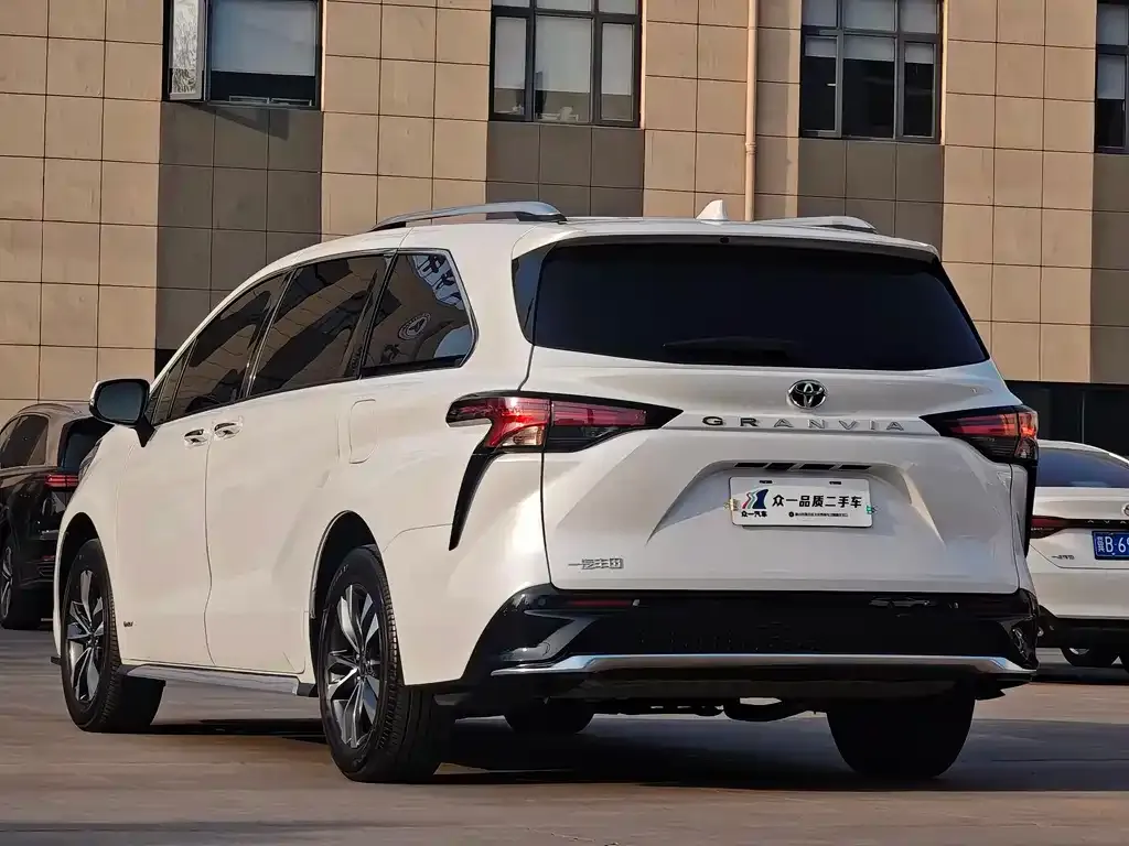Toyota Granvia — фото 8
