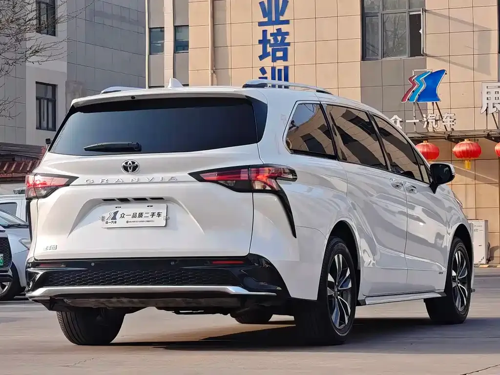 Toyota Granvia — фото 3