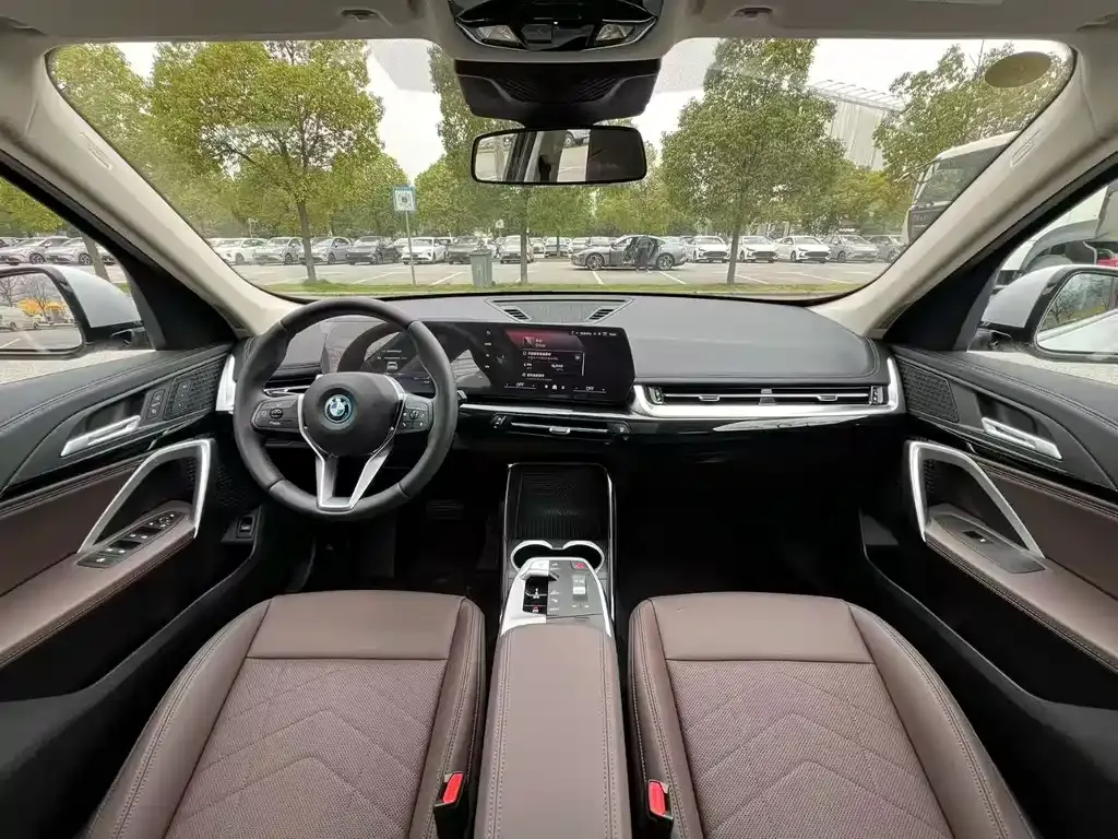 BMW iX1 2025 из CN, фото 2