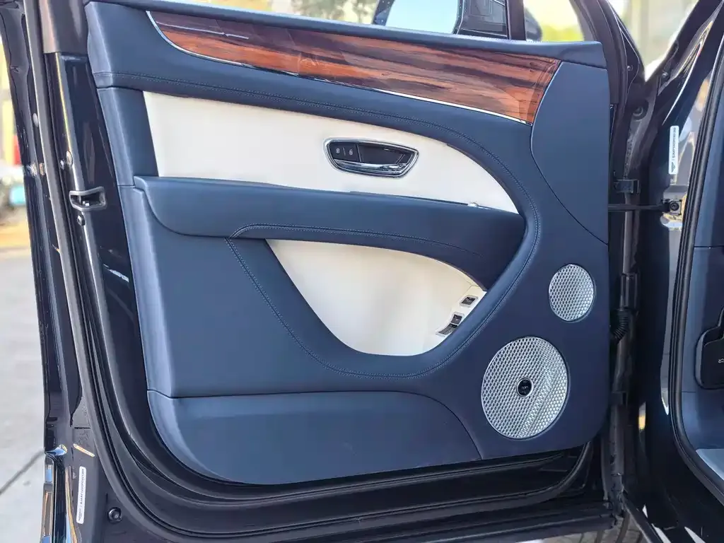 Bentley Bentayga 2024 из CN, фото 2