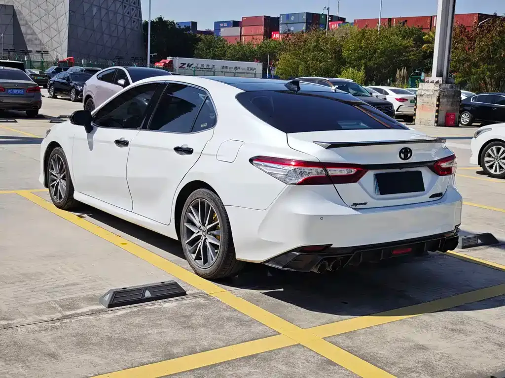 Toyota Camry — фото 5