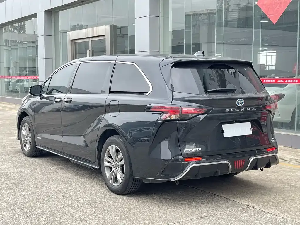 Toyota Sienna — фото 4