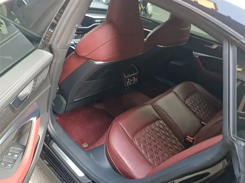Audi A7L 2023 из CN, фото 4