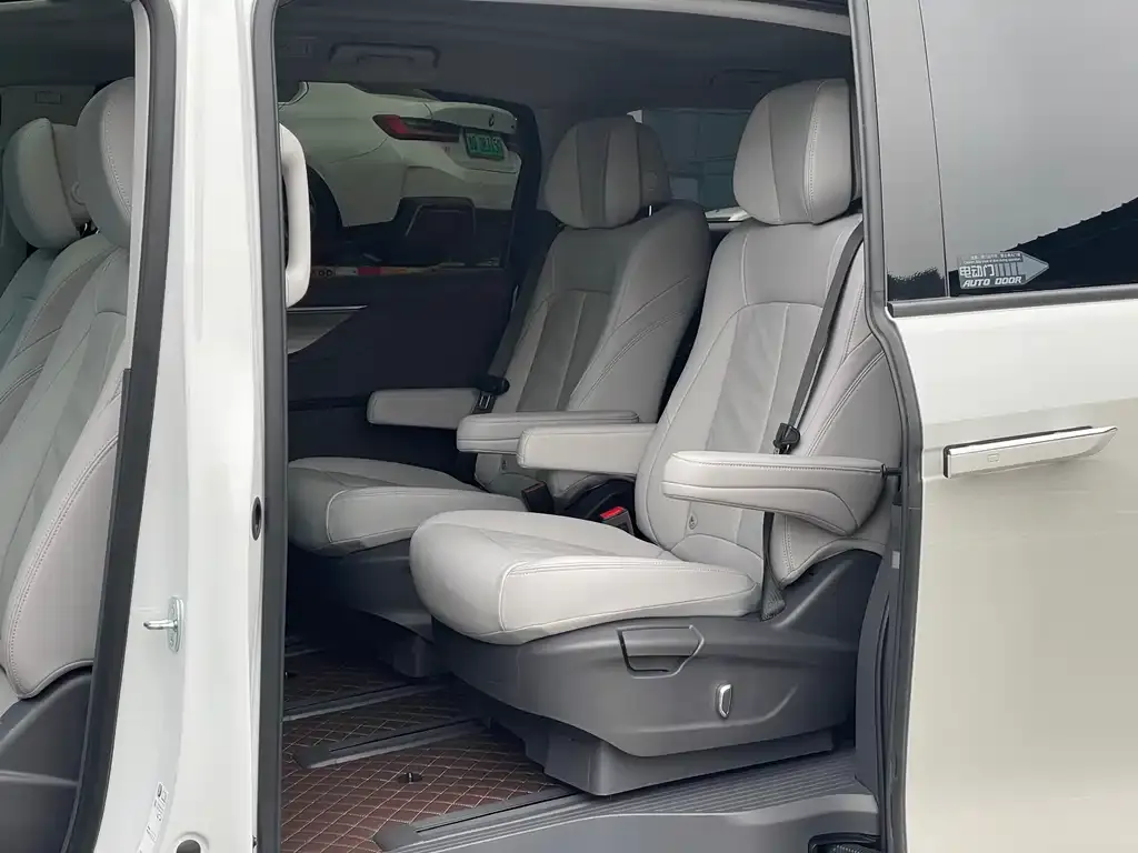 Buick GL8 2025 из CN, фото 2