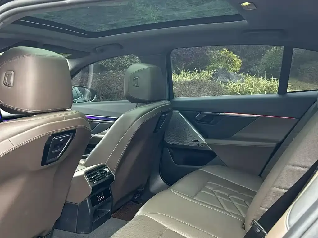 BMW 5 Series 2025 из CN, фото 6