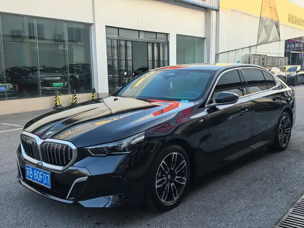 BMW 5 Series 2024 из CN, фото 1